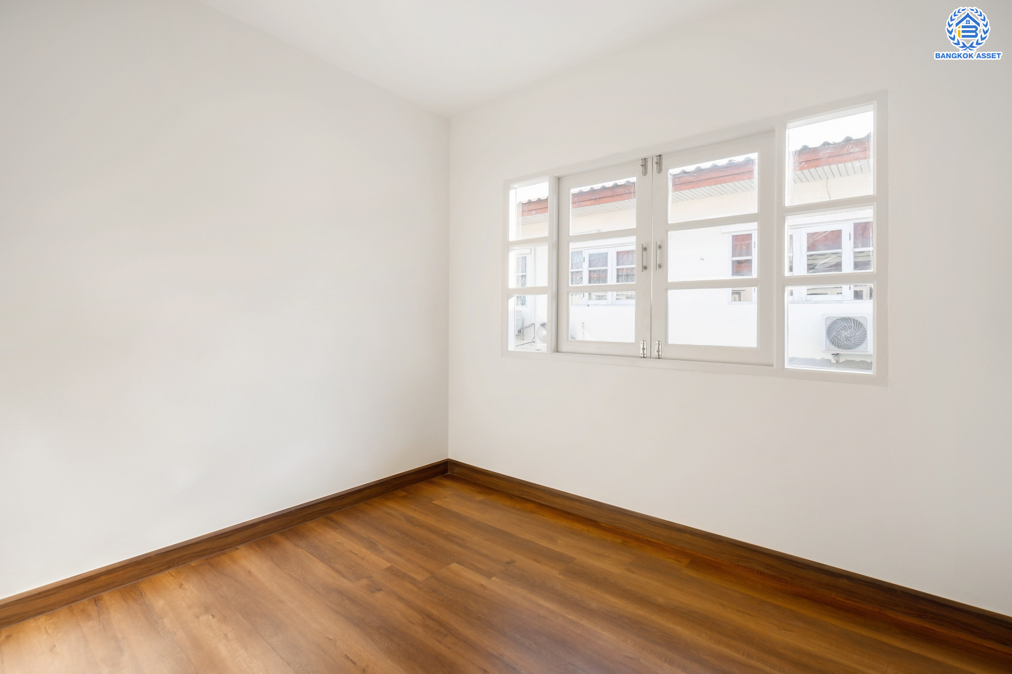 บ้านมือสองตกแต่งใหม่ ม.รติรมย์ 3 สวนผัก บ้านดีไซน์สวยพร้อมอยู่ เนื้อที่ 21 ตร.ว. ฟังก์ชัน 3 ห้องนอน 2 ห้องน้ำ 1 ที่จอดรถ บนทำเลศักยภาพ เชื่อมต่อหลายเส้นทางหลัก ใกล้ทางด่วน "ศรีรัช" รถไฟฟ้าสายสีแดง "สถานีตลิ่งชัน"และแหล่ง Community Mall ชั้นนำมากมาย